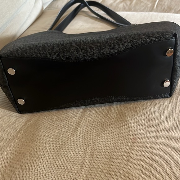 Pre Loved Michael Kors Auth Monogram Canvas and Leather - Picture 2 of 14